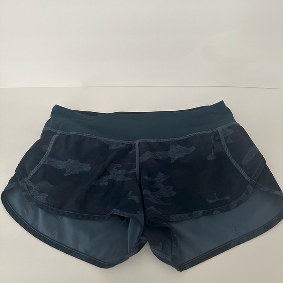 Women Lululemon Size 4 Blue Camo Shorts 2" Inseam Inner Pocket Yoga Exer… - Picture 8 of 12